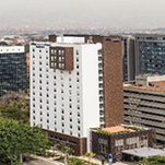 Fachada_del hotel_City_Express_“Plus”_by_Marriott_Medellin_Colombia