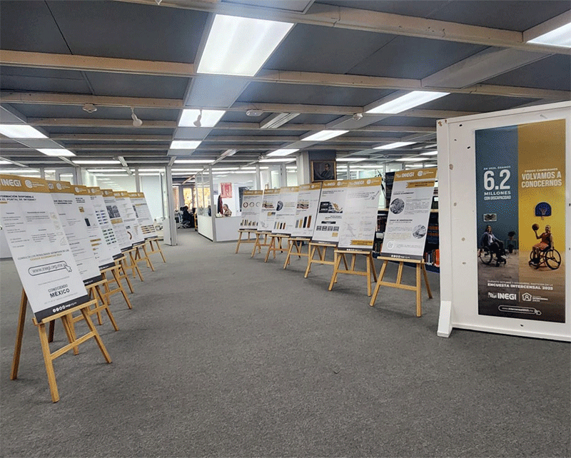 autoridades y participantes en la exposición.