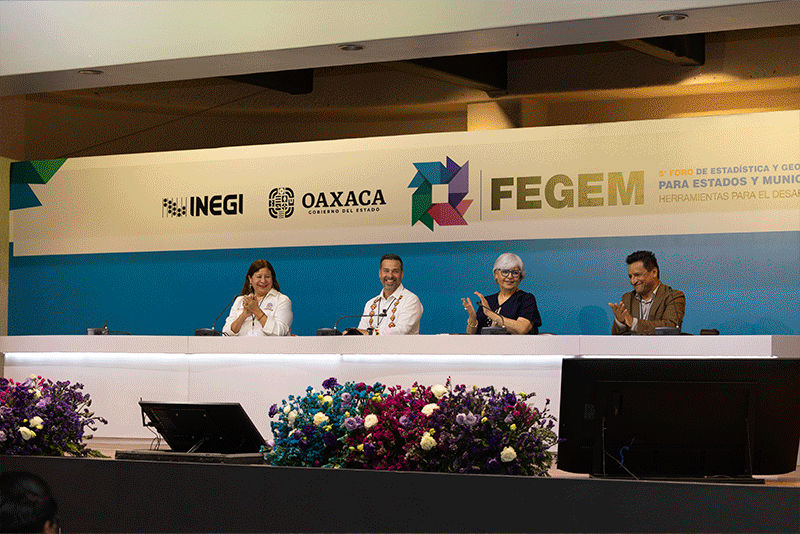 autoridades y participantes. 