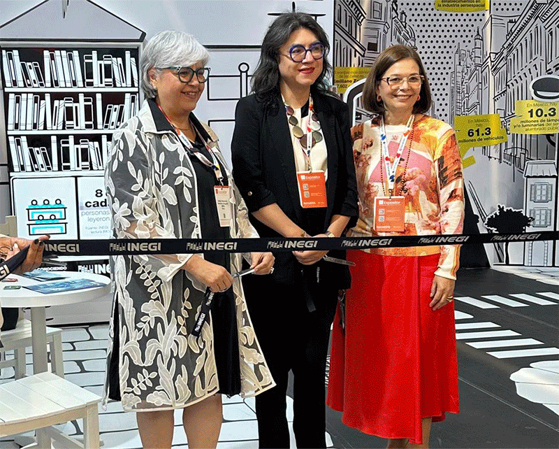 autoridades, estand, evento y asistentes. 