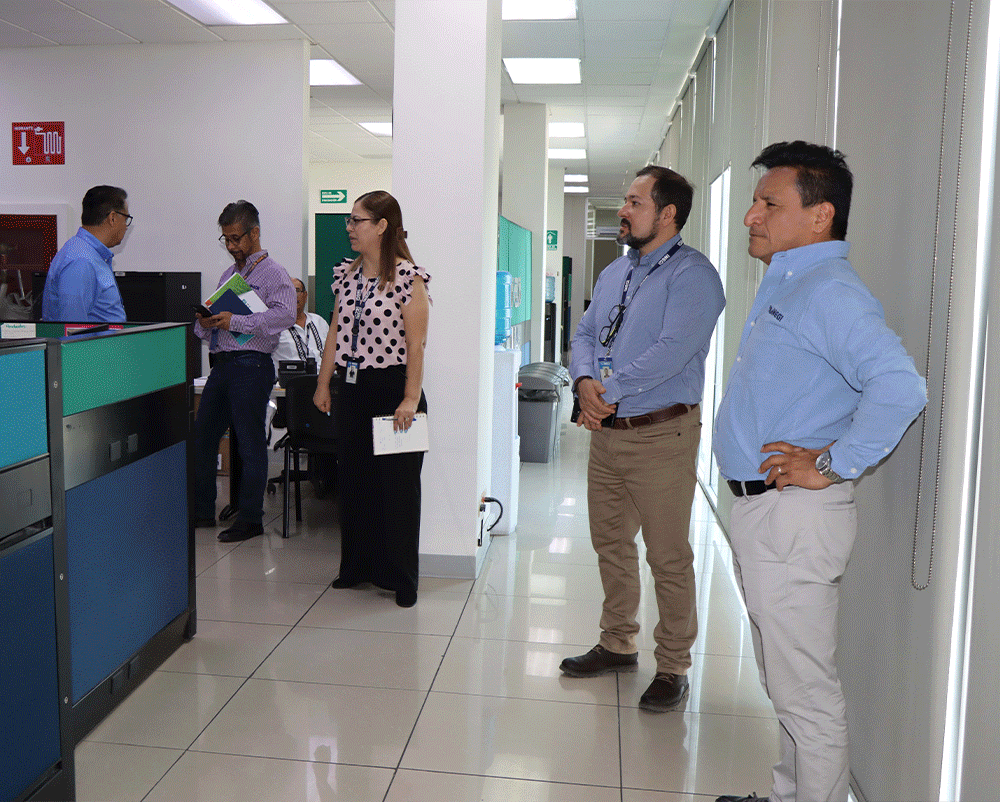 visitantes y personal del Instituto que los atendió.