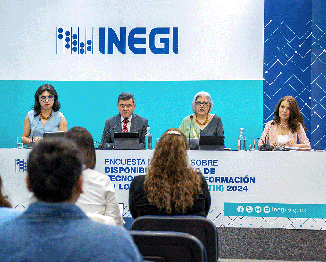 personal del INEGI en rueda de prensa.
