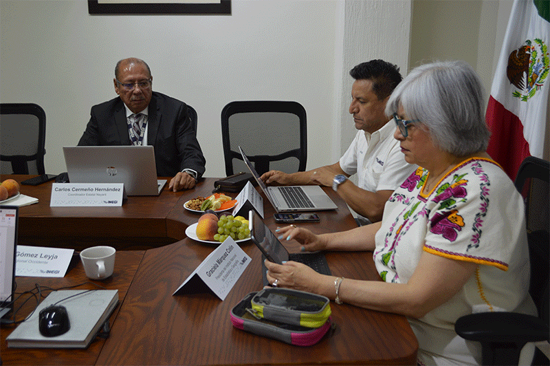 autoridades y participantes al adiestramiento.