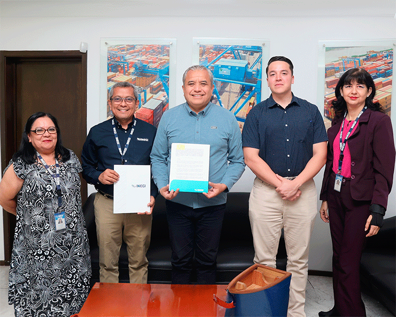 autoridades y personal presente en el acuerdo. 