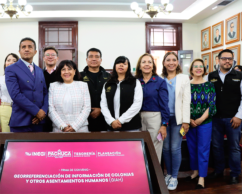  autoridades y personal presente.