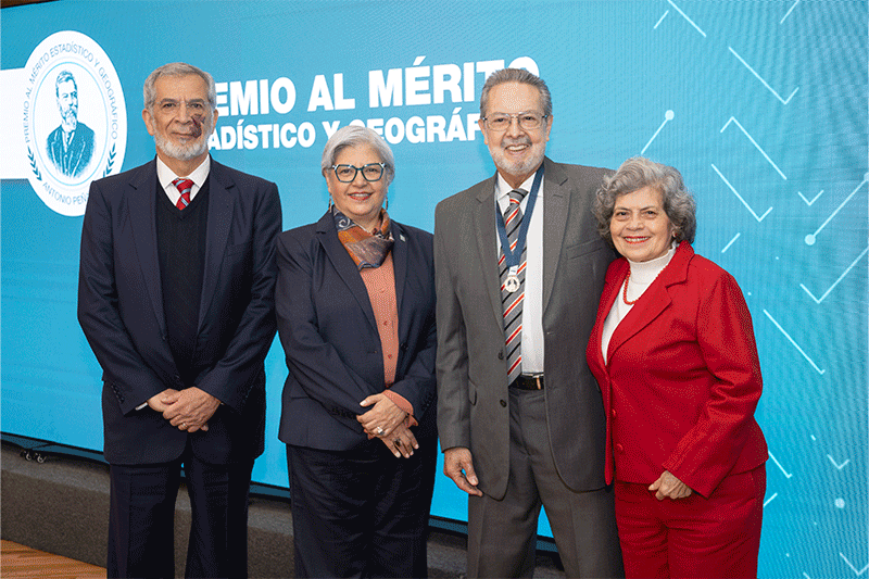 autoridades del Instituto y persona galardonada.