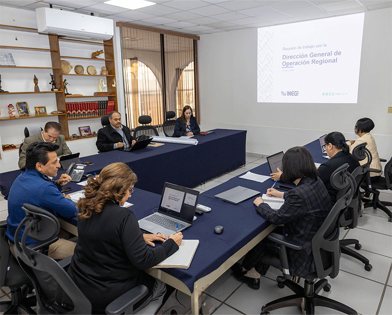 autoridades y personas asistentes a la reunión.