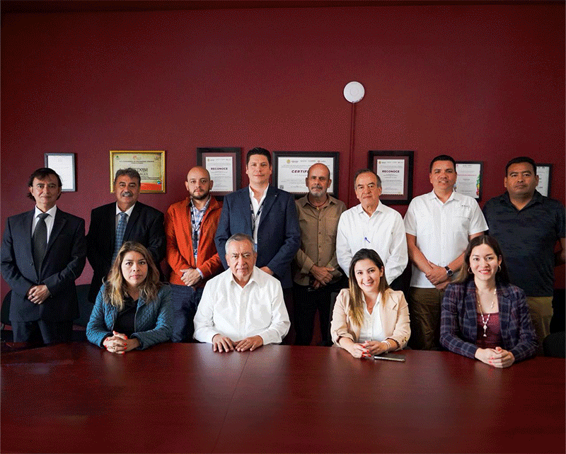 autoridades y personal asistente.