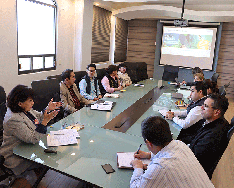 autoridades y asistentes al evento.