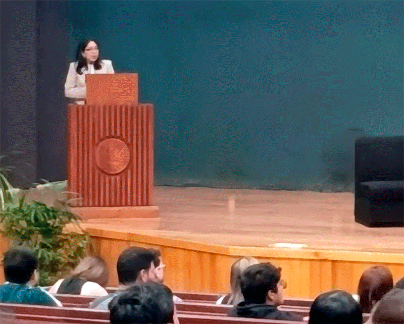 autoridades y personas asistentes.