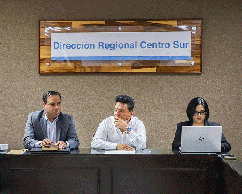 autoridades y personal que asistió a la presentación.