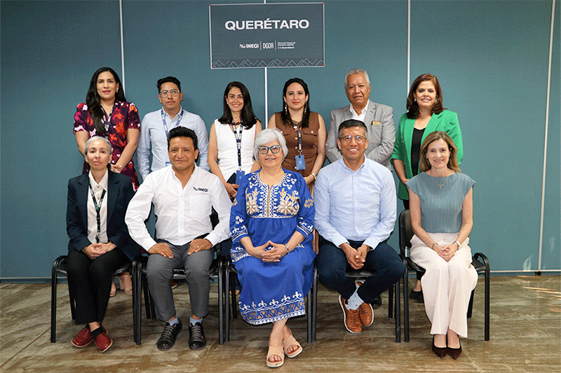 autoridades y personal que asistió a la reunión. 